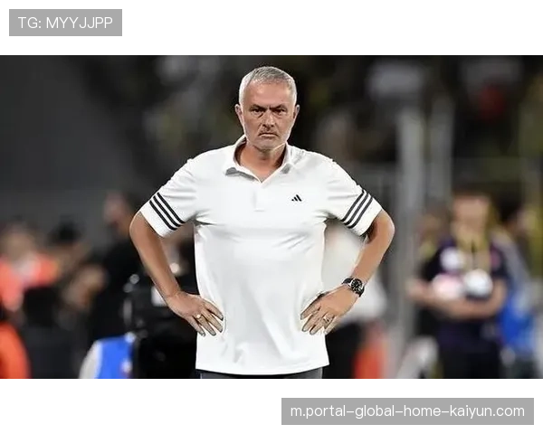 光明球场球迷高唱穆帅名字 皇马帅位信任危机浮出水面